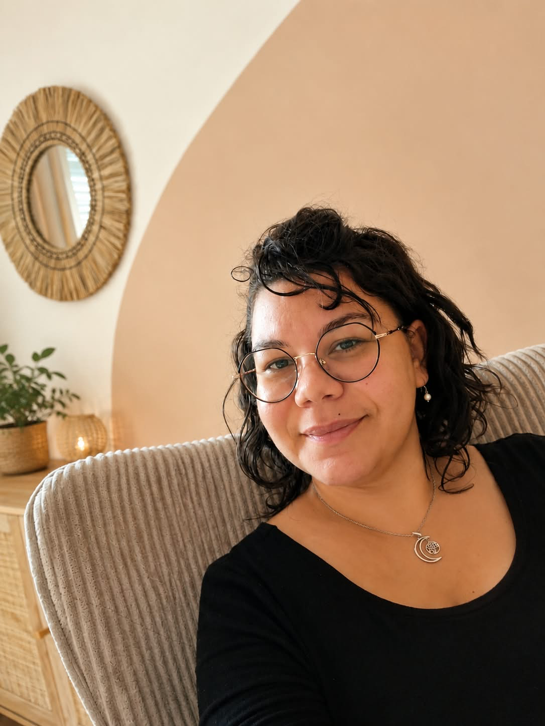 Mère et enfant partageant un moment de complicité pendant le post-partum