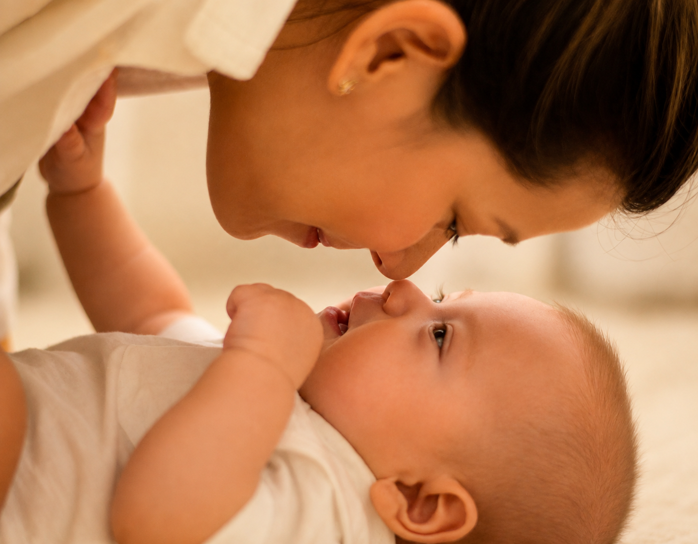 Moment de tendresse entre une mère et son enfant